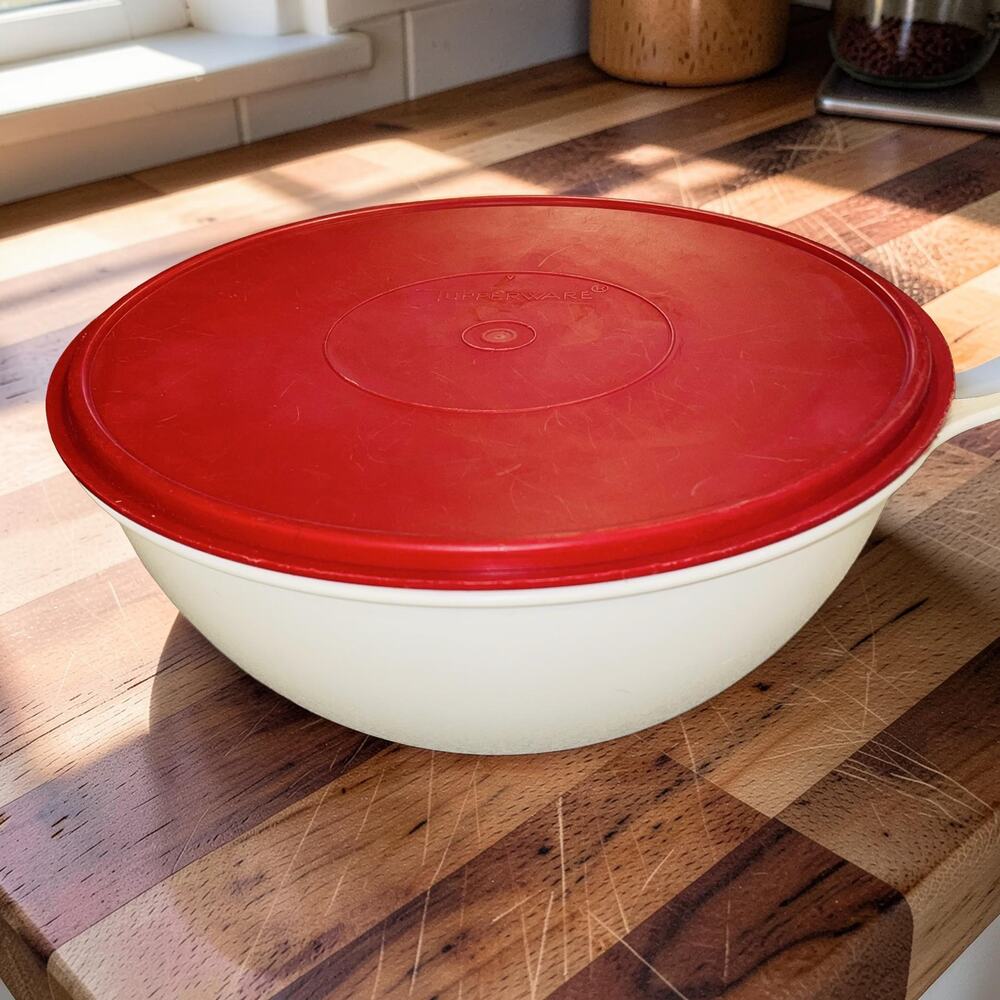 Tupperware Thatsa Bowl White With Red Lid Mixing Serving Bowl 32 Cup 2539A 224